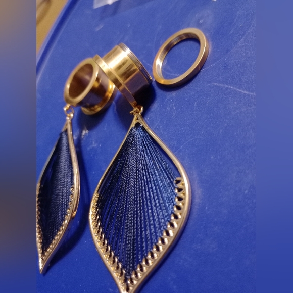 GORGEOUS GOLD BLUE THREAD SCREW BACK TUNNEL DANGLERS - Picture 4 of 5